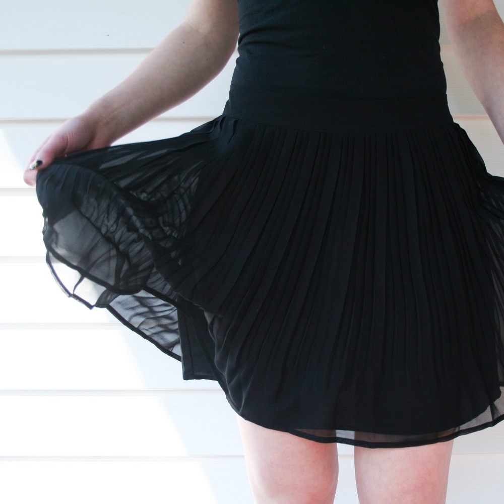 S Flowy Black Pleated Skirt